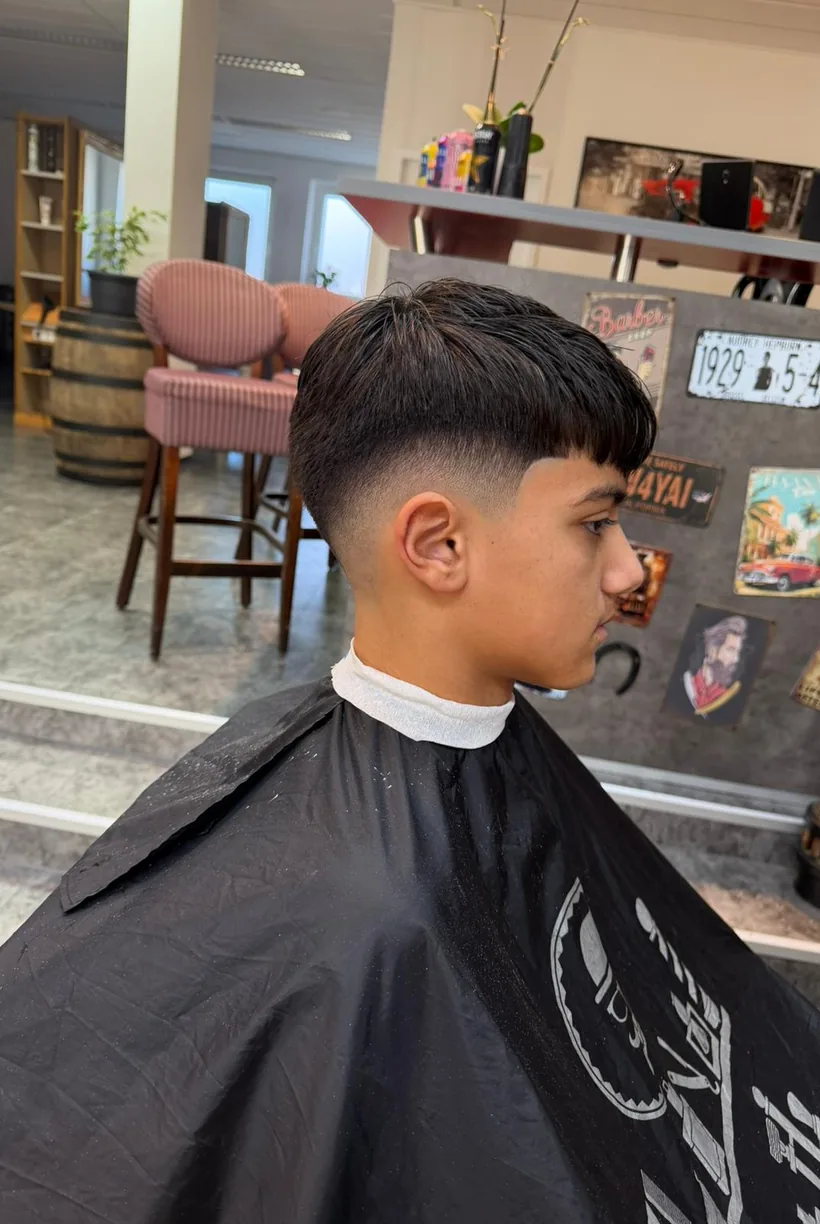 Low Fade Herrenschnitt mit vollem Deckhaar, Barbershop Kimo Weiden