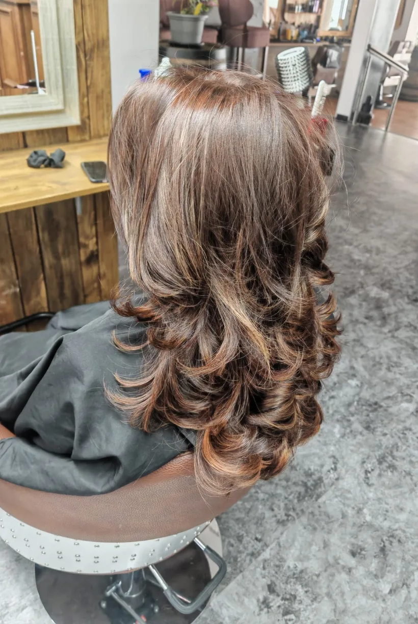 Strähnen mit geföhnten Locken, Damenfriseur im Beautysalon Kimo Weiden